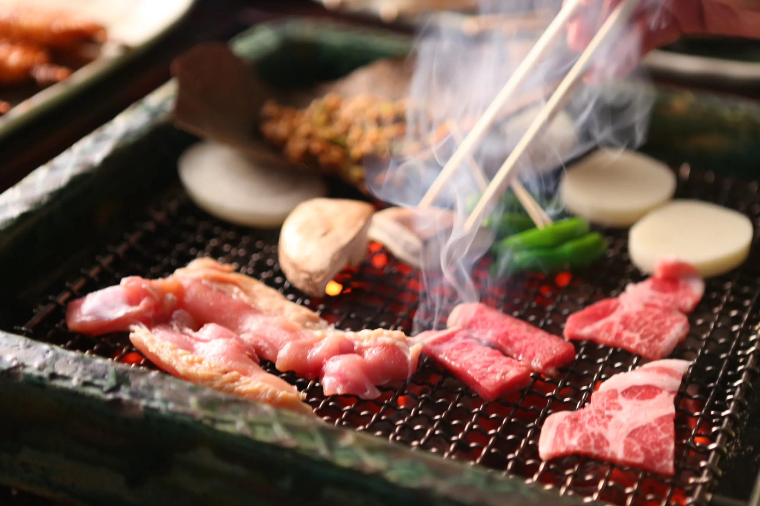 囲炉裏の炭火と飛騨牛