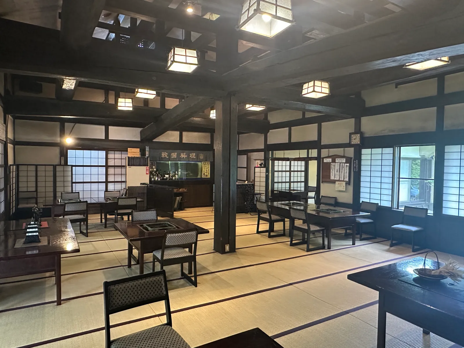 お食事処 太い梁と格子灯の大広間