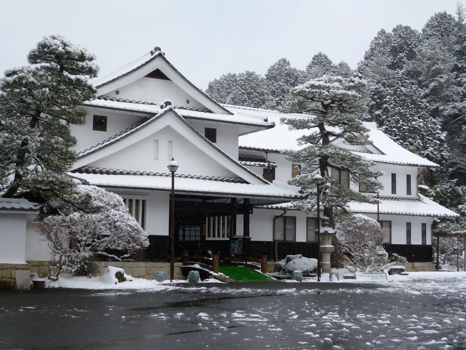 雪化粧した岩村山荘の外観