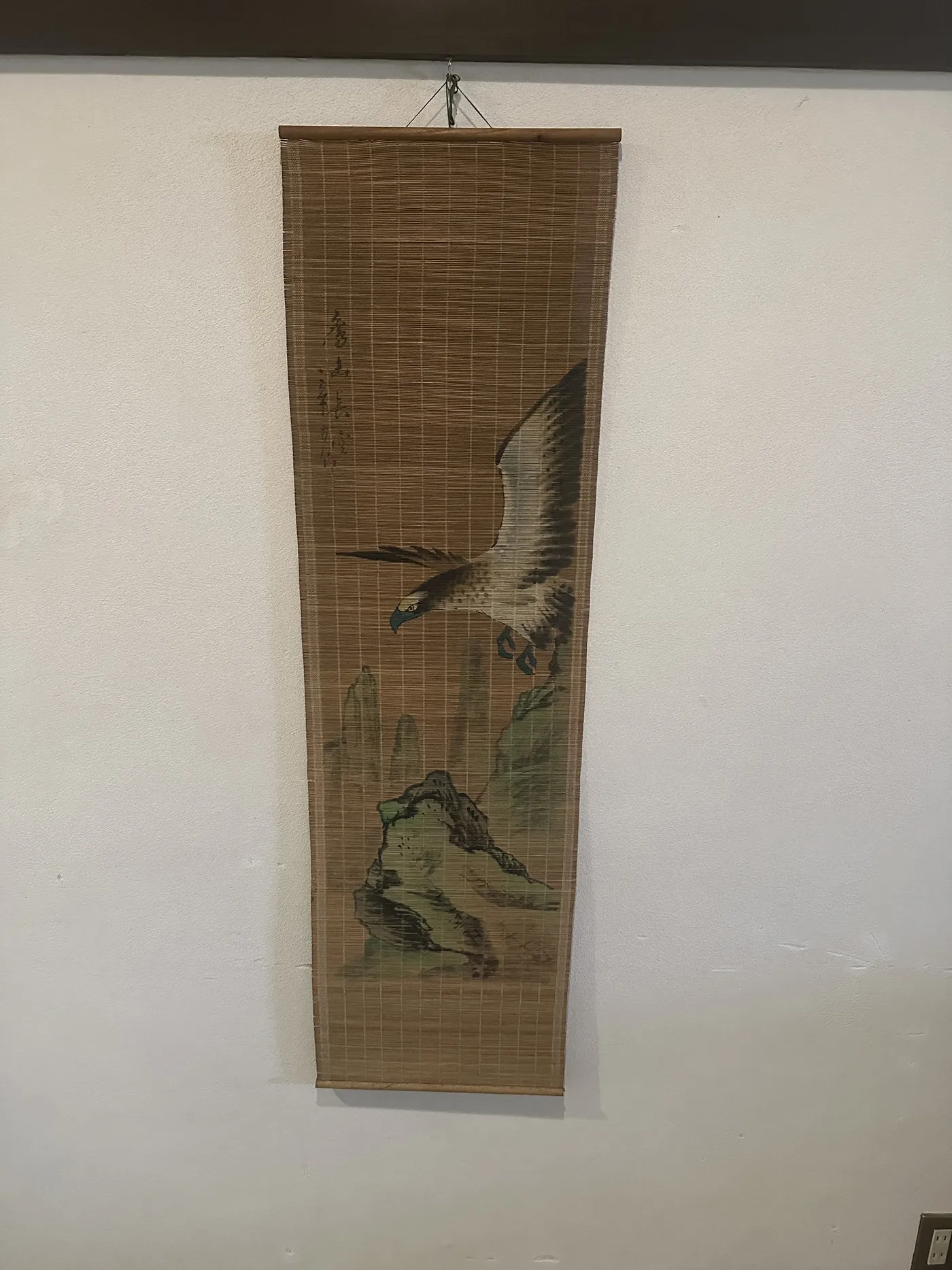 館内に飾られた鷹の簾絵
