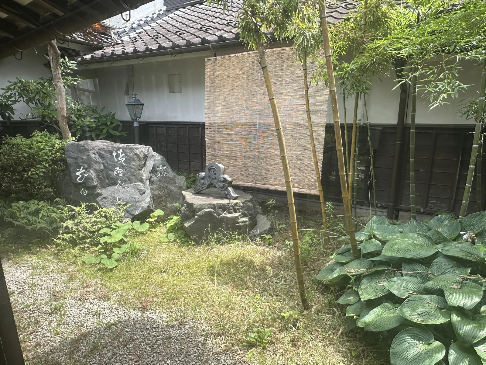 石碑と竹が佇む中庭