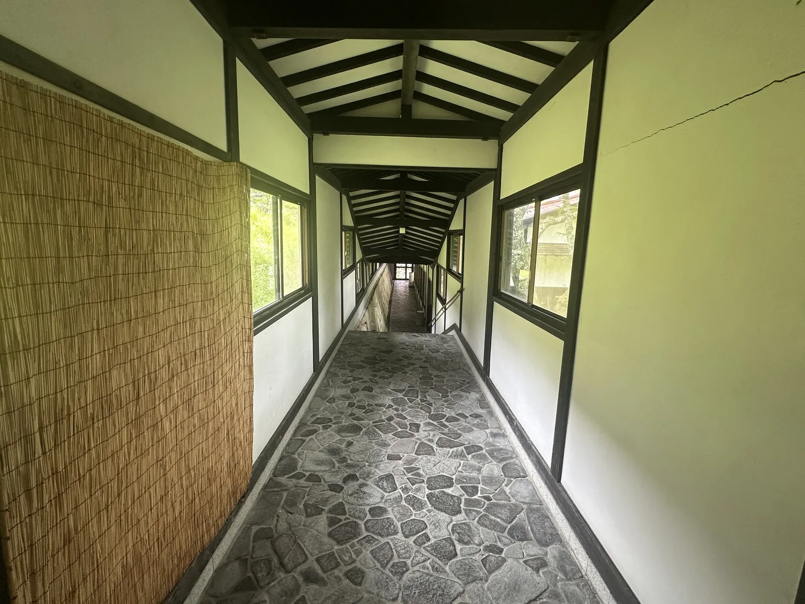 お風呂へ続く石畳の通り道