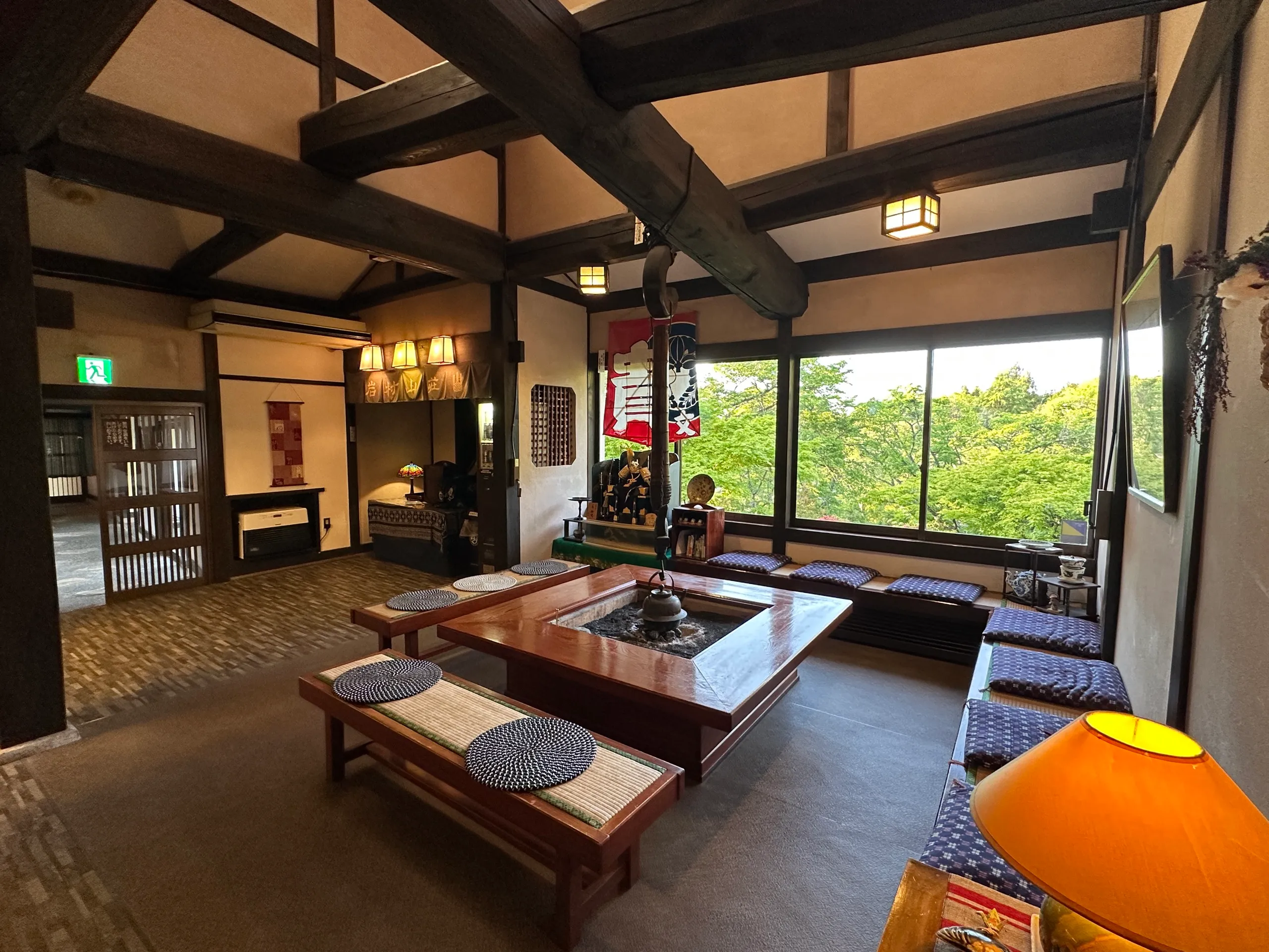 館内ロビー・城址の山裾の眺め
