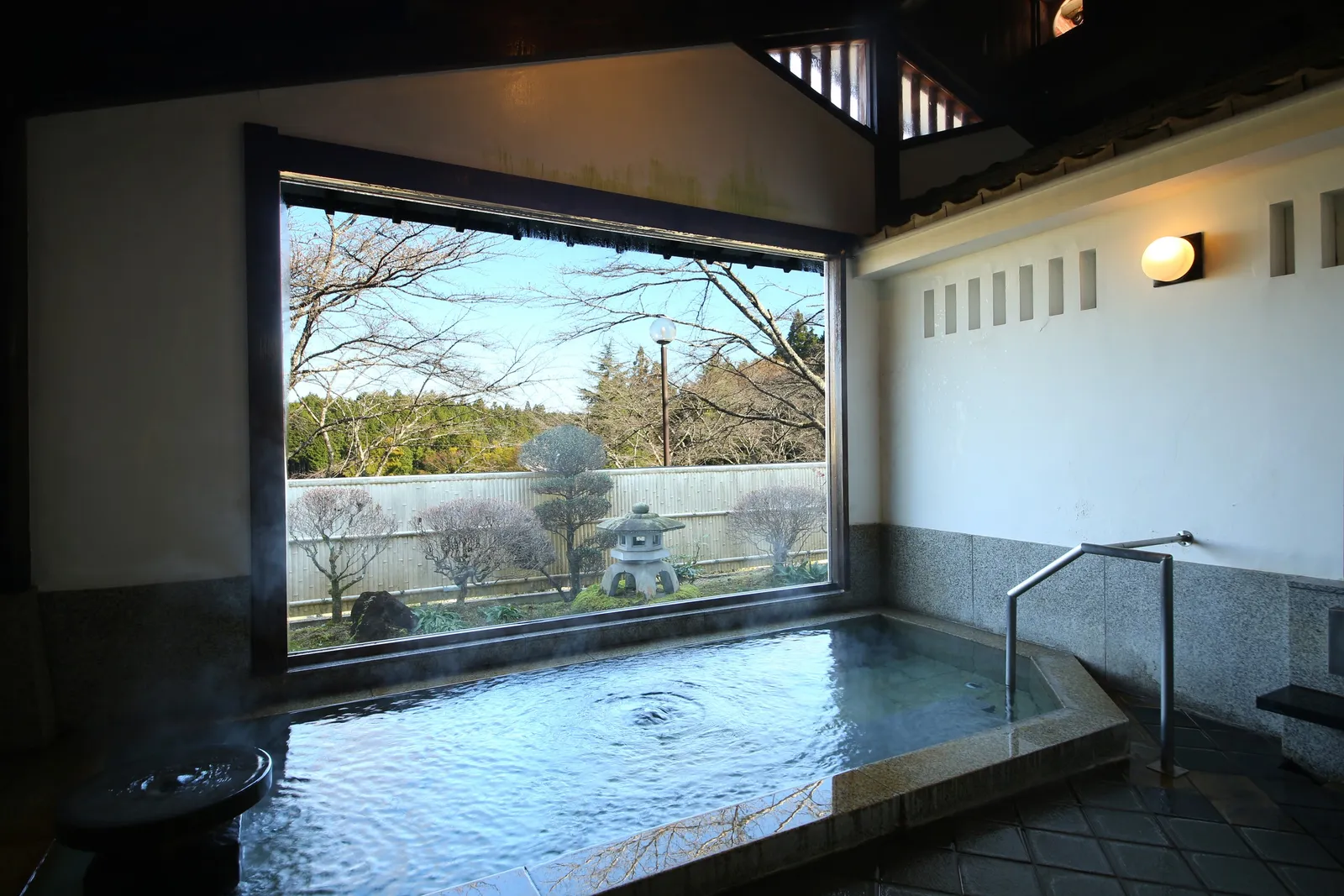 庭園を望む温泉浴場