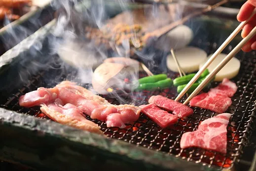 囲炉裏を囲む温もりのひととき 炭火焼き