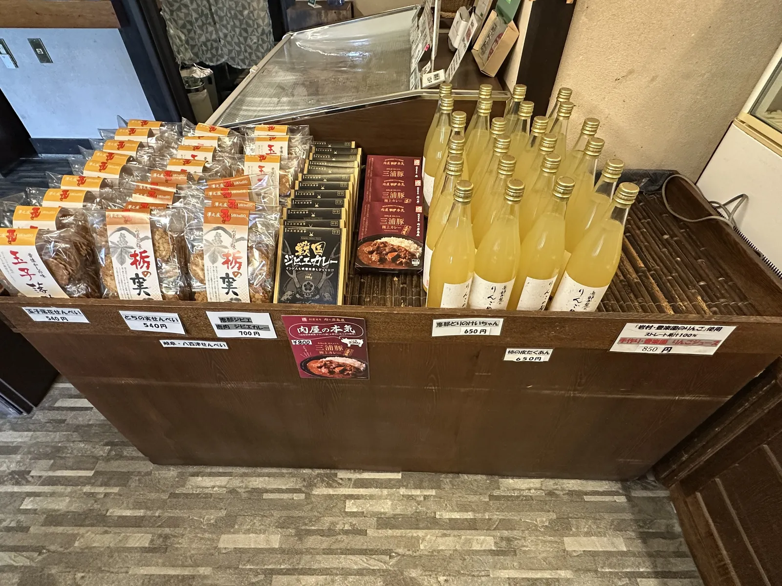 売店の土産物（せんべい・ジビエカレー・りんごジュース）