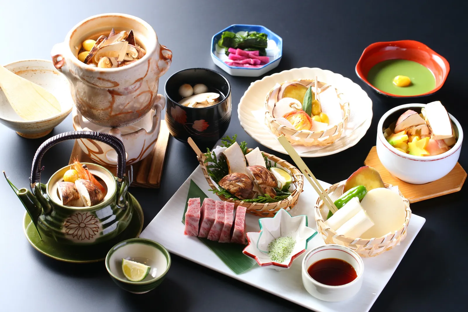 国産松茸料理と飛騨牛炭火焼きのお膳