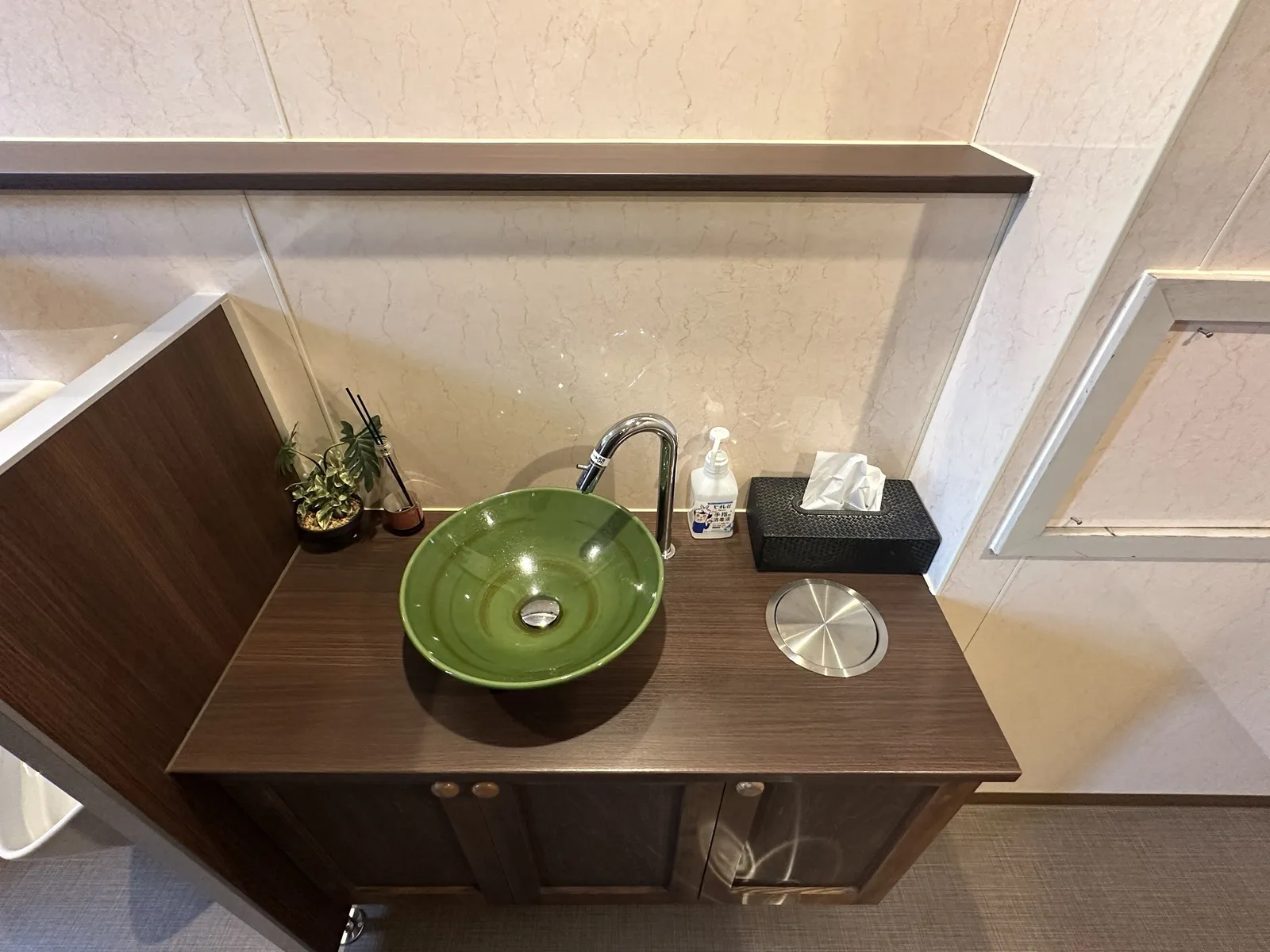 1階男子トイレの手洗い鉢