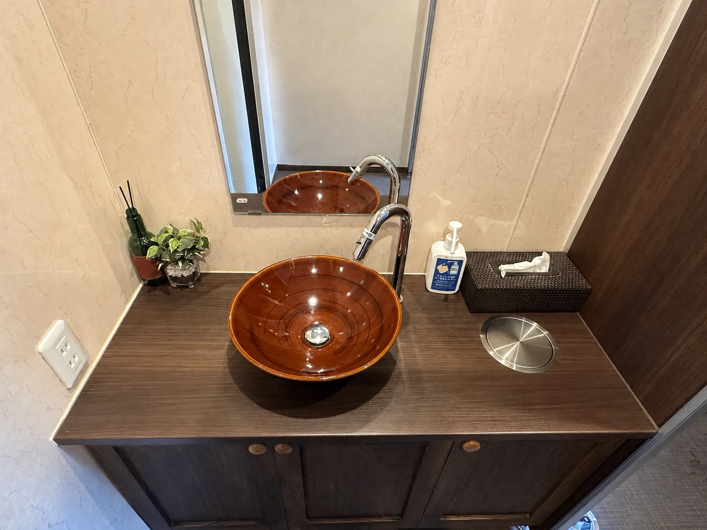 1階女子トイレの手洗い鉢