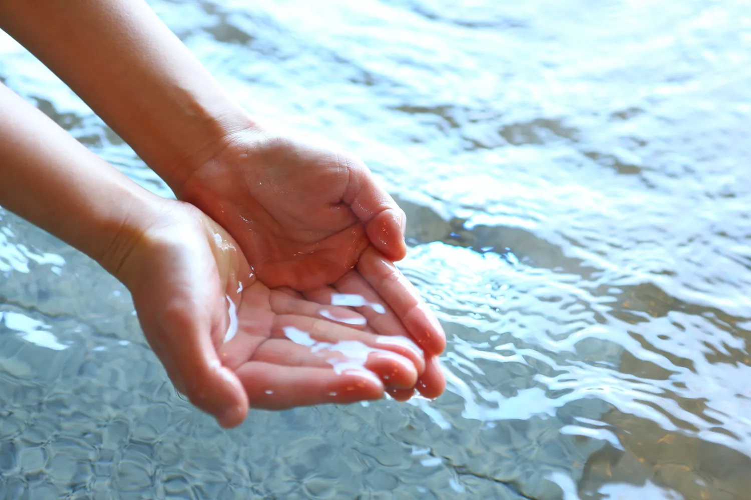 手にすくう澄んだ湯