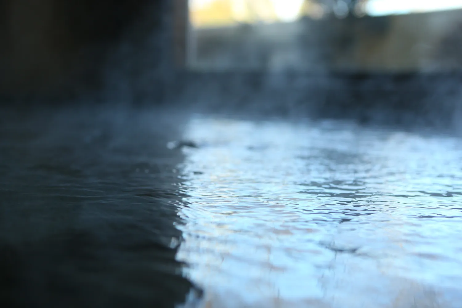 湯気立ちのぼる湯面
