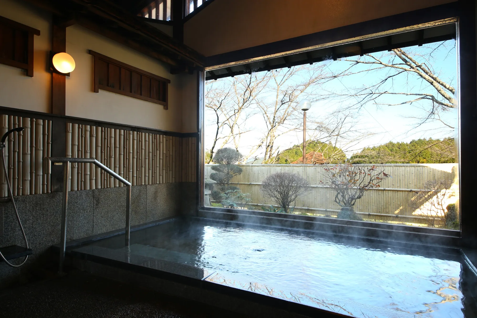 客室露天 竹垣と庭園を望む湯殿