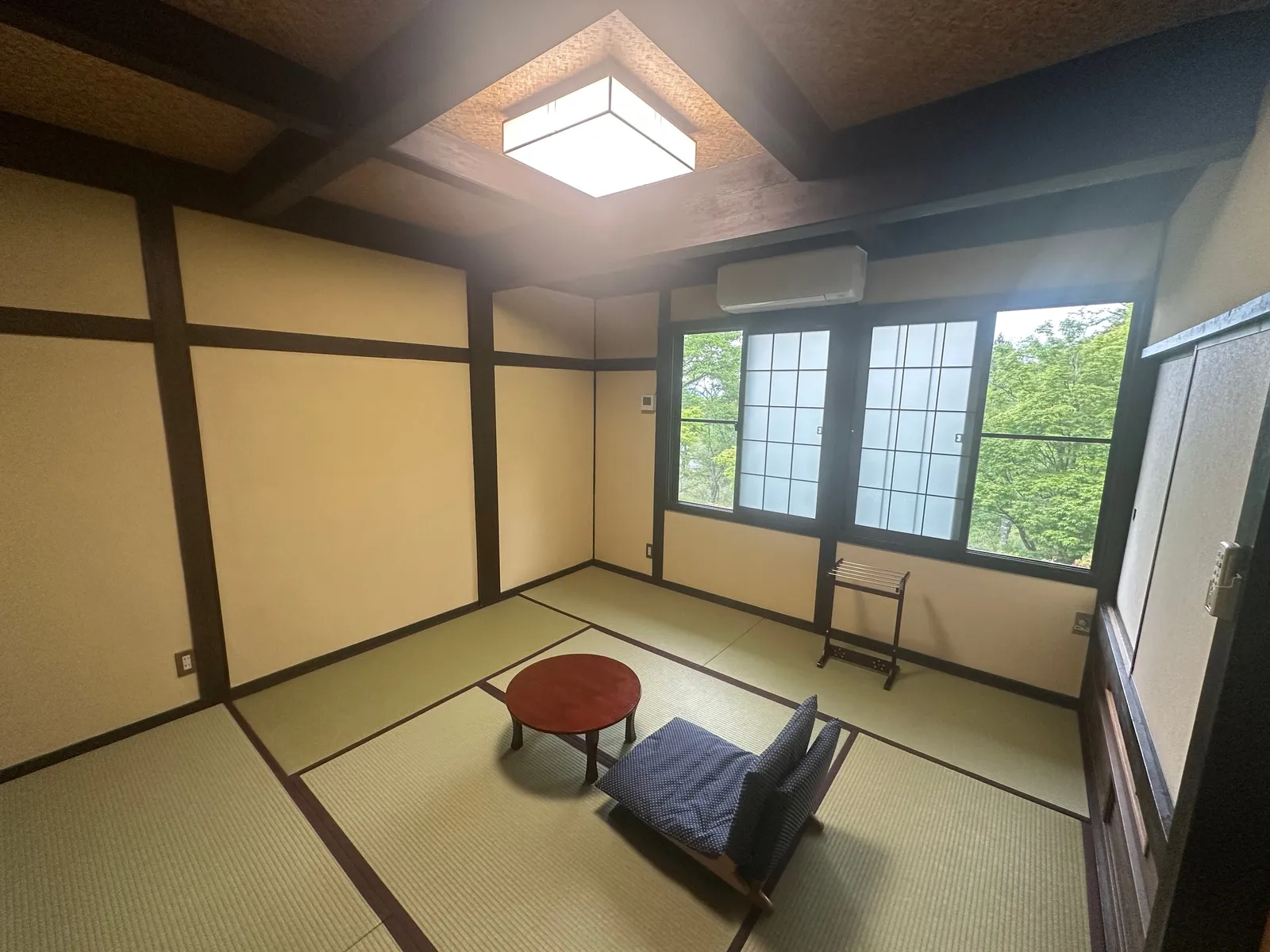 和室8畳 窓辺と新緑の眺め